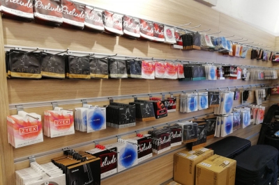 İstanbul, Beyoğlu (Tünel) Yaylı Enstrüman Mağazası, Fotoğraf: (4/4)