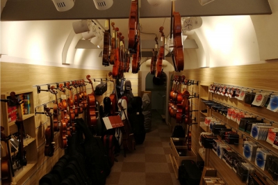 İstanbul, Beyoğlu (Tünel) Yaylı Enstrüman Mağazası, Fotoğraf: (2/4)